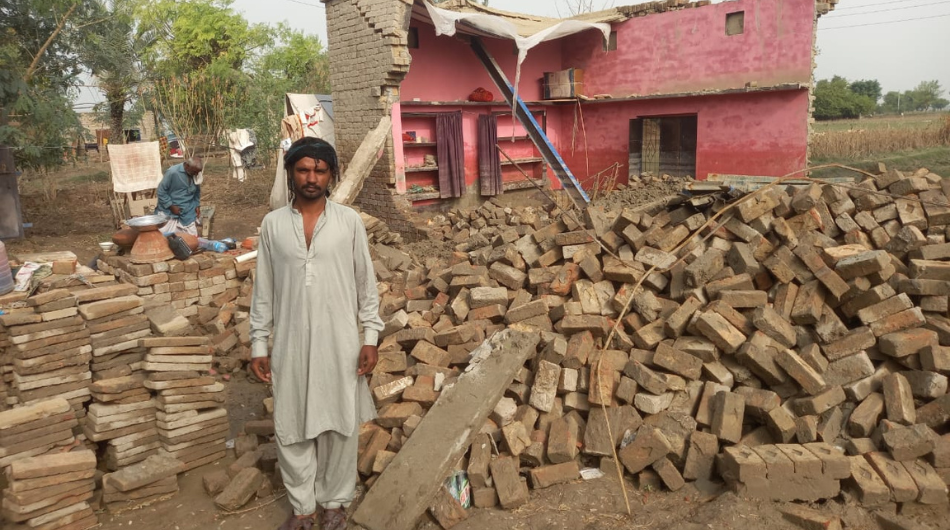 Rebuild a home for flood victims in Alipur, Muzaffargarh.